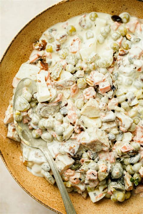 fotografija gurmanske francoske solate s pečenim krompirjem, oreščki in semeni