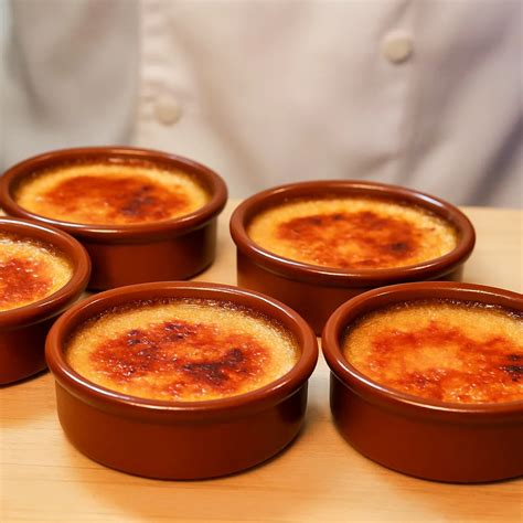 Fotografija različnih francoskih sladic: crème brûlée, makroni, limonina pita