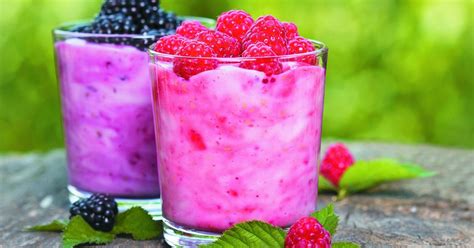 Tematska fotografija LCHF smoothieja z jagodičjem