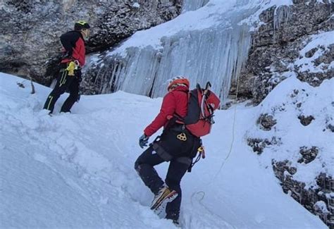 alpinisti plezajo po zaledenelem slapu Rinka pozimi