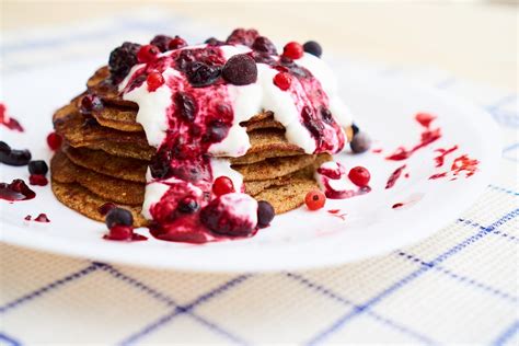 Sestavine za LCHF proteinske palačinke na leseni podlagi