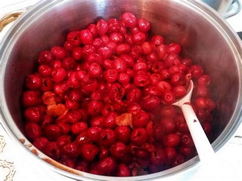 fotografija polnih kozarcev češnjeve marmelade