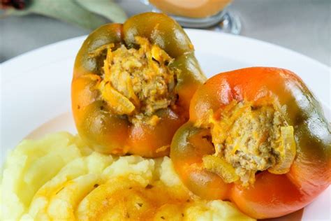 Slika: Veganske polnjene paprike s pire krompirjem