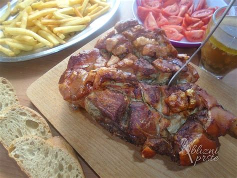 Odojek pečen na rešetki nad pekačem