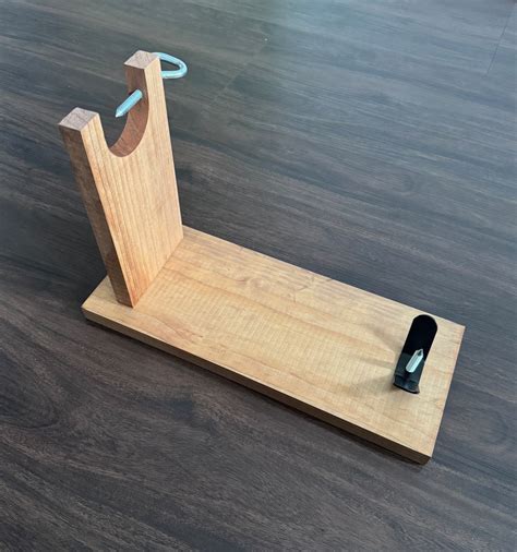 Leseno stojalo za pršut, postavljeno na mizi v elegantnem okolju