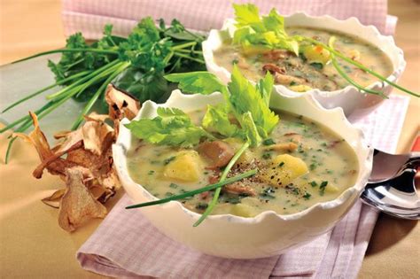 Fotografija sklede bogate, parne fižolove juhe z zelišči in kosom kruha