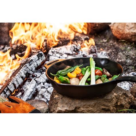 Prikaz postopka priprave prežganja: ponev z maščobo, moko, ki se praži, in dodanim česnom ter papriko