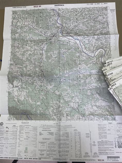 Primer topografske karte z označenimi smermi neba