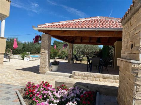 Fotografija: Pergola ob morju z gosti in lepim vrtom