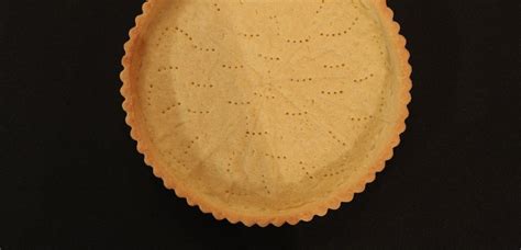 Tematska fotografija: razvaljano krhko testo v pekaču za pite