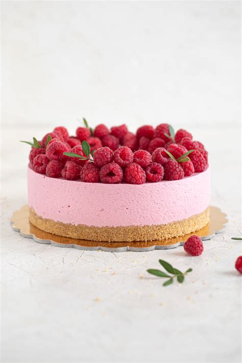 Set različnih tort brez peke s sadjem: jagodna, malinova, borovničeva