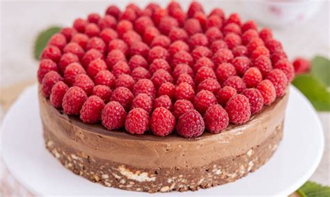 Večplastna čokoladna torta brez peke z bogato kremo