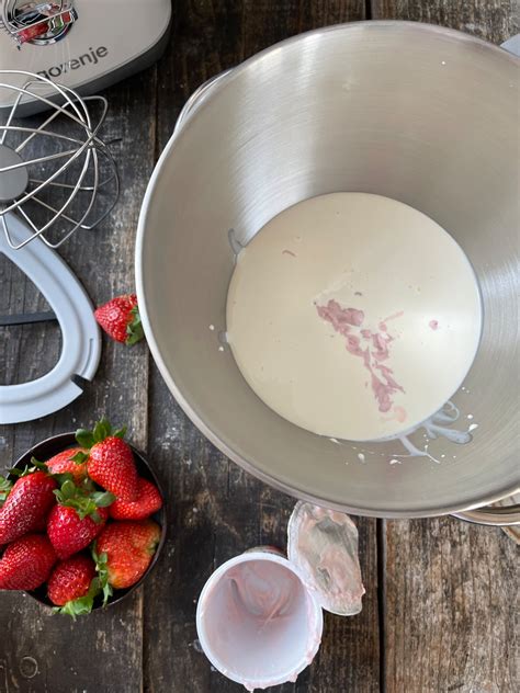 Priprava kreme za torto: stepanje smetane in mešanje sadnega pireja