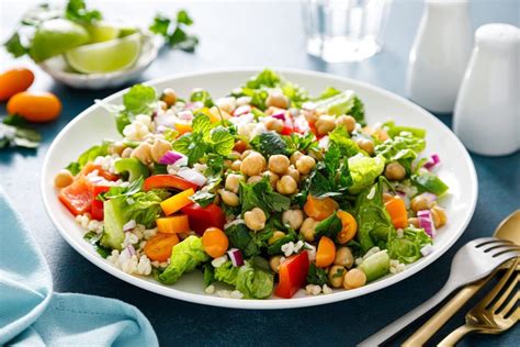 Tematska fotografija zimske solate s pisanimi sestavinami in Cezarjevim prelivom