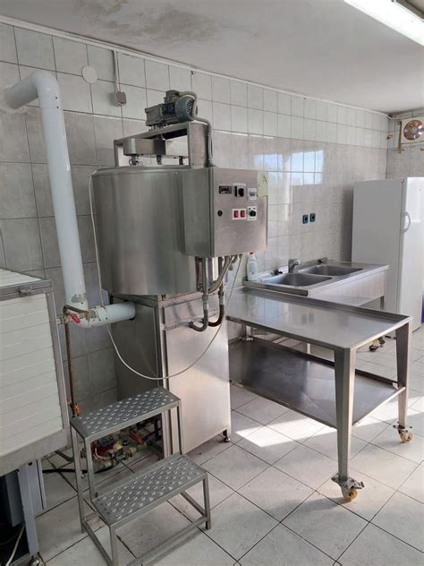 Različna oprema za izdelavo sira in oblikovanje sirnih hlebcev