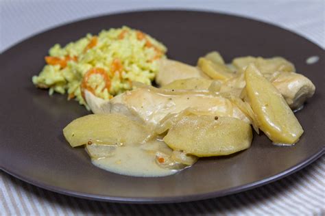 Foto: Eksotični piščančji zrezki s curry omako in začinjenim krompirjem