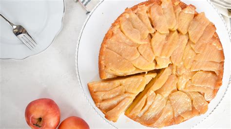 Sveže pečena jabolčna torta na pladnju