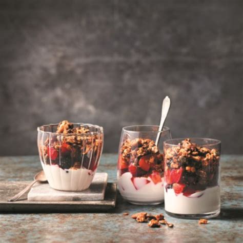 primer krasnega domačega kokosovega jogurta z dodatki, kot so granola in sadje