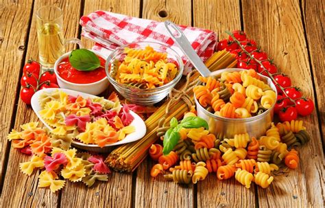 Prikaz pripravljenih makronov različnih barv in okusov