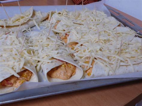 Pripravljene enchiladas v pekaču, pripravljene za peko.