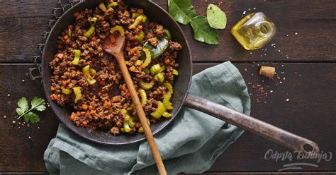 Sestavine za nadev: mleto meso, zelenjava, začimbe, paradižnikova mezga, koruza, fižol.