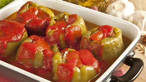 Paprike v pečici med peko, ki postopoma črnijo