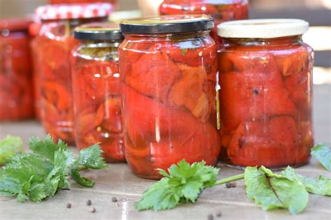 Olupljeni fileji pečene paprike pripravljeni za shranjevanje