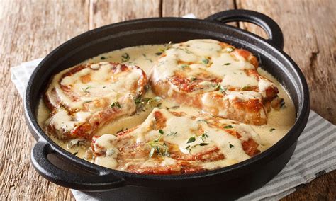 pripravljeni svinjski zrezki v omaki