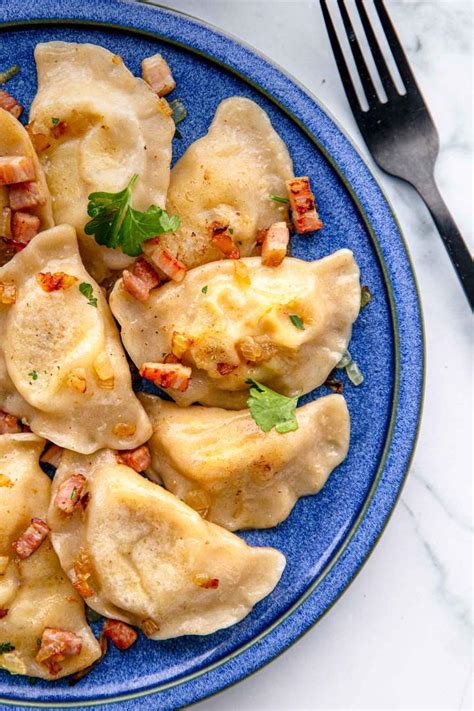 Fotografija različnih poljskih pierogov
