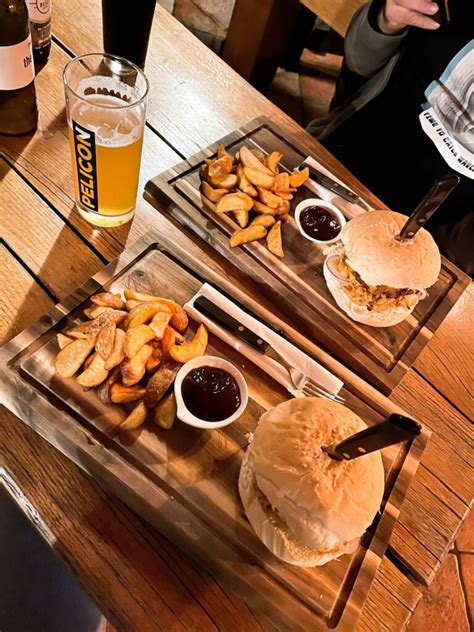 Slika gurmanskega burgerja iz restavracije Foksner
