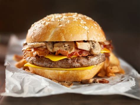 Fotografija sestavljenega burgerja z gobami in slanino