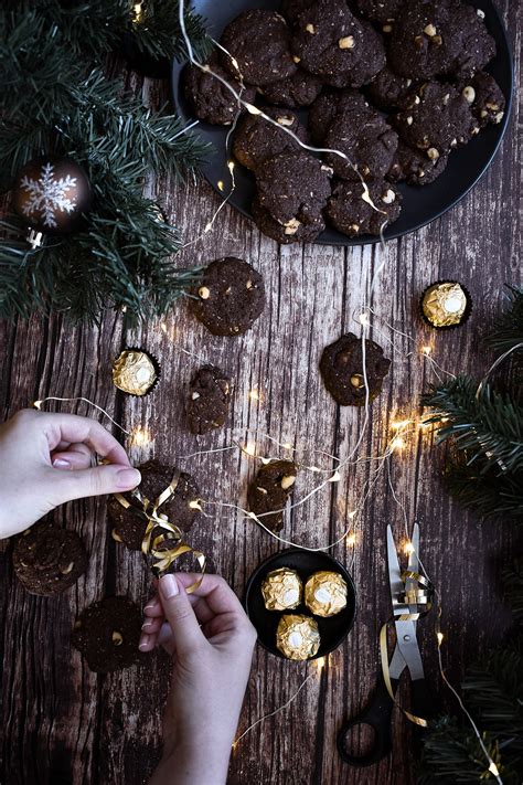 Ferrero Rocher lešnikovi piškoti na peki papirju
