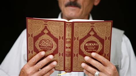 muslimanski moški bere koran in molitveno knjigo