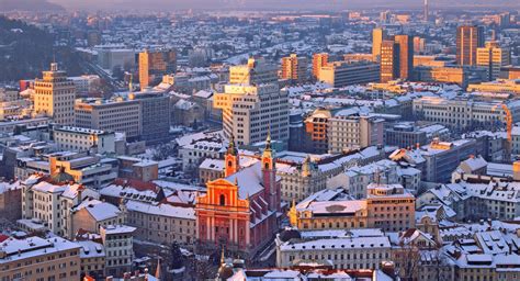 Panoramska fotografija Ljubljane z gradu, ki prikazuje pogled iz kavarne Cacao
