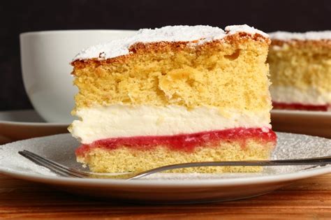 ilustracija različnih slavnih sladic, kot so Pavlova, Viktorijina torta, Crêpe Suzette
