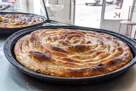 Tradicionalno postrežen bosanski burek v okroglem pekaču