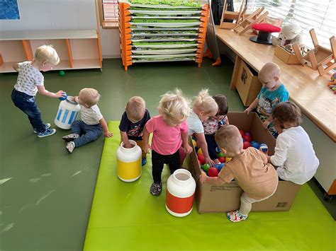 dekoracija kokošnjaka v igralnici z otroškimi ročno izdelanimi elementi in semeni