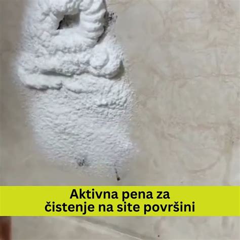 Pena in maščoba na površini juhe, ki se odstranjujeta z zajemalko