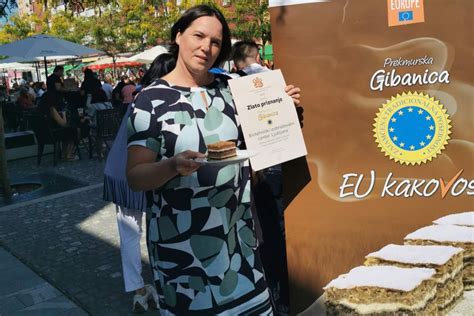 Mladi jedo prekmursko gibanico na dogodku v Mariboru, veselo vzdušje