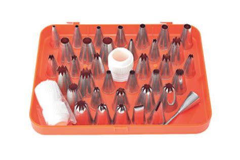 Različni pripomočki za dekoracijo s čokolado: čoko tube, vrečke za brizganje, škrniceljčki.