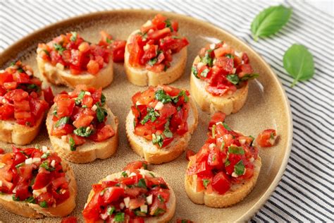 Bruschetta s svežim paradižnikom in baziliko