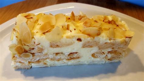 prikaz torte iz piškotov in pudinga v rezinah