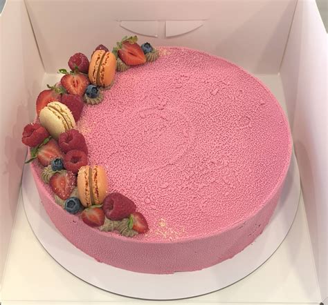 Fotografija torte v obliki kitare, okrašene s pisanimi kremami