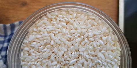 rdeči riž v posodi