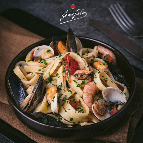 košček česna in stebla peteršilja, ki se pražijo v ponvi