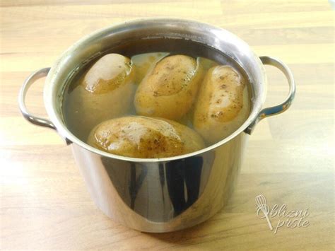 nariban krompir, ki se dodaja v lonec z juho