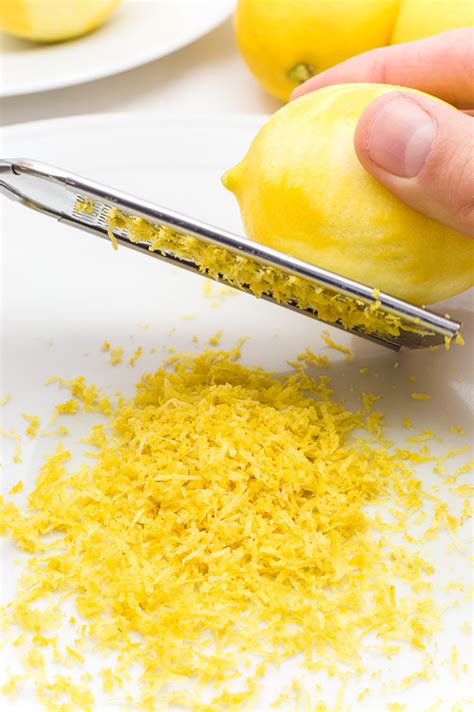 sveže sesekljan peteršilj in naribana limonina lupinica