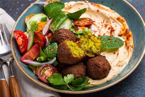 Kolaž fotografij priljubljenih izraelskih uličnih jedi: humus, falafel, šakšuka, sabich