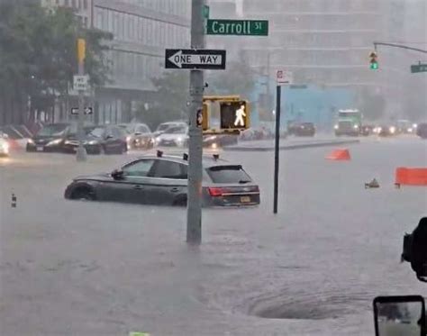 Tematska fotografija poplavljenih ulic New Yorka in avtomobilov v vodi