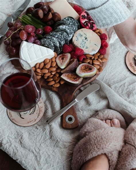 Tematska fotografija različnih veganskih toplih predjedi na pladnju